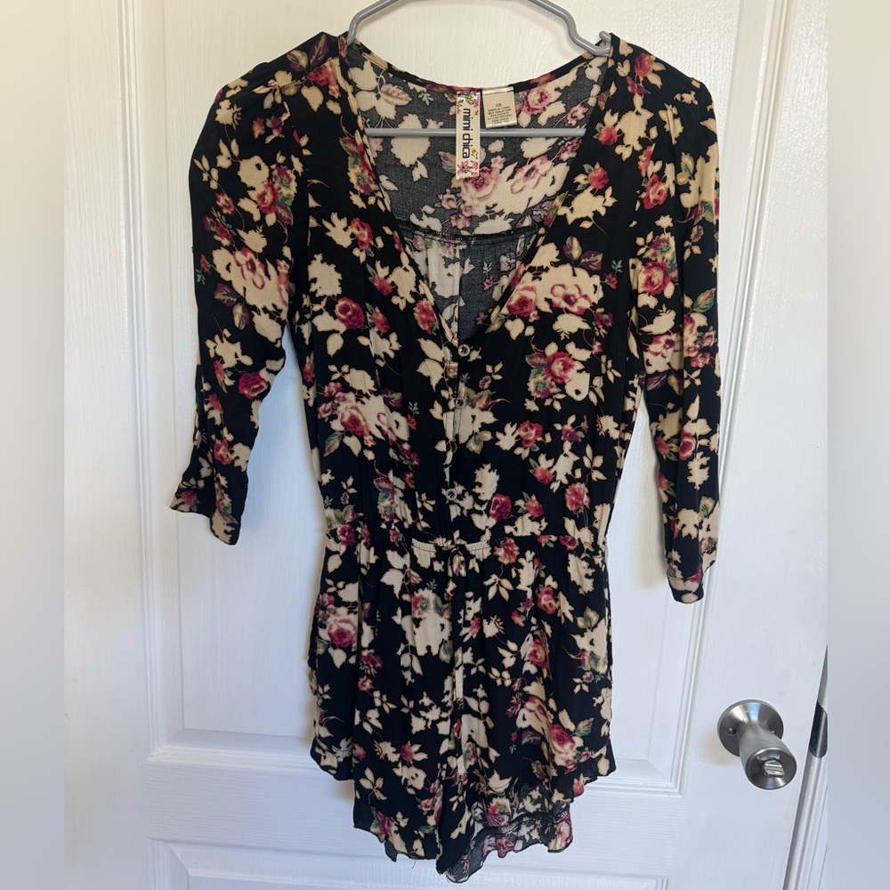 ✨Mimi Chica Black Floral Romper✨